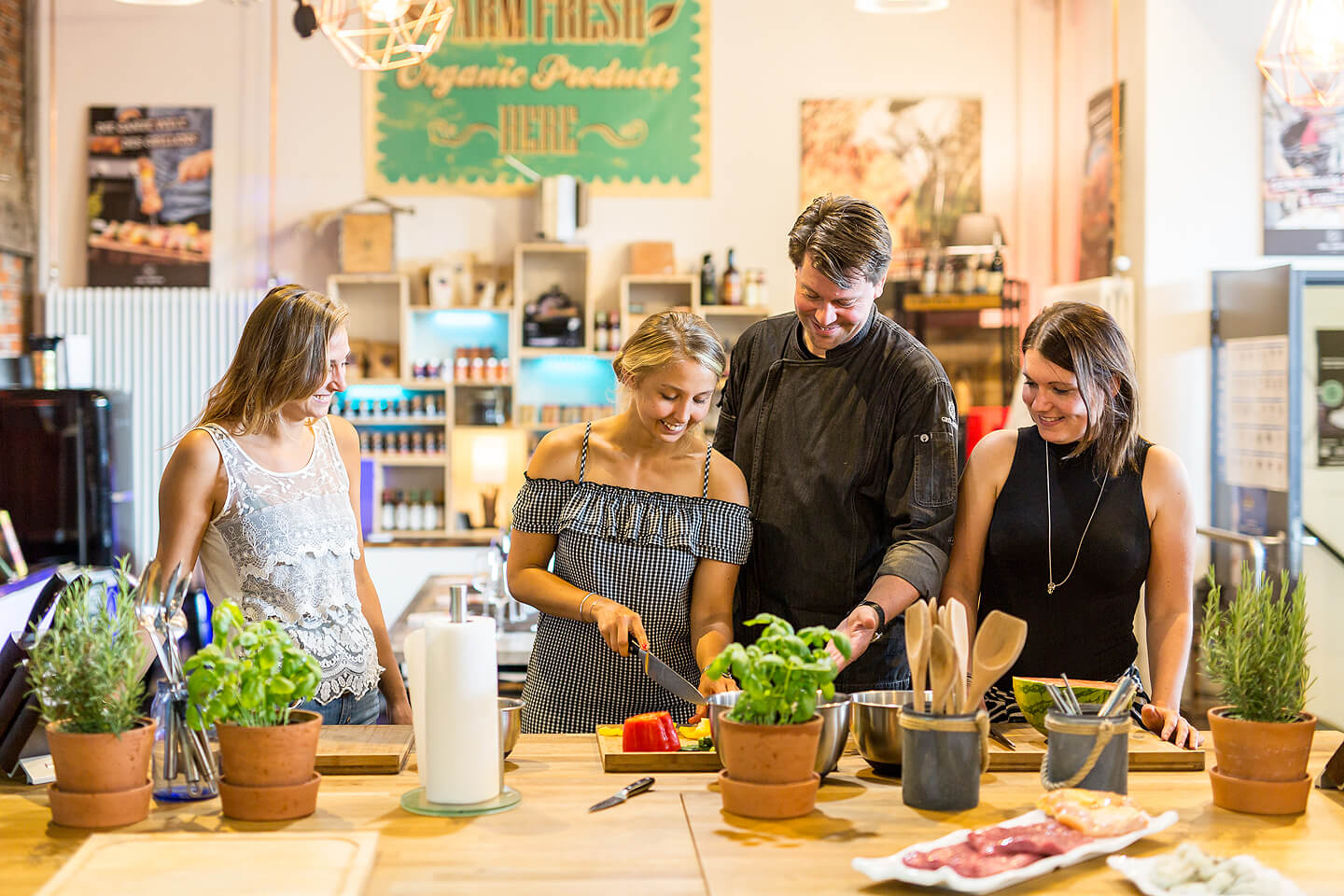 Schönes Eventfoto: Dirk Alberts mit Teilnehmern eines Grillkurses