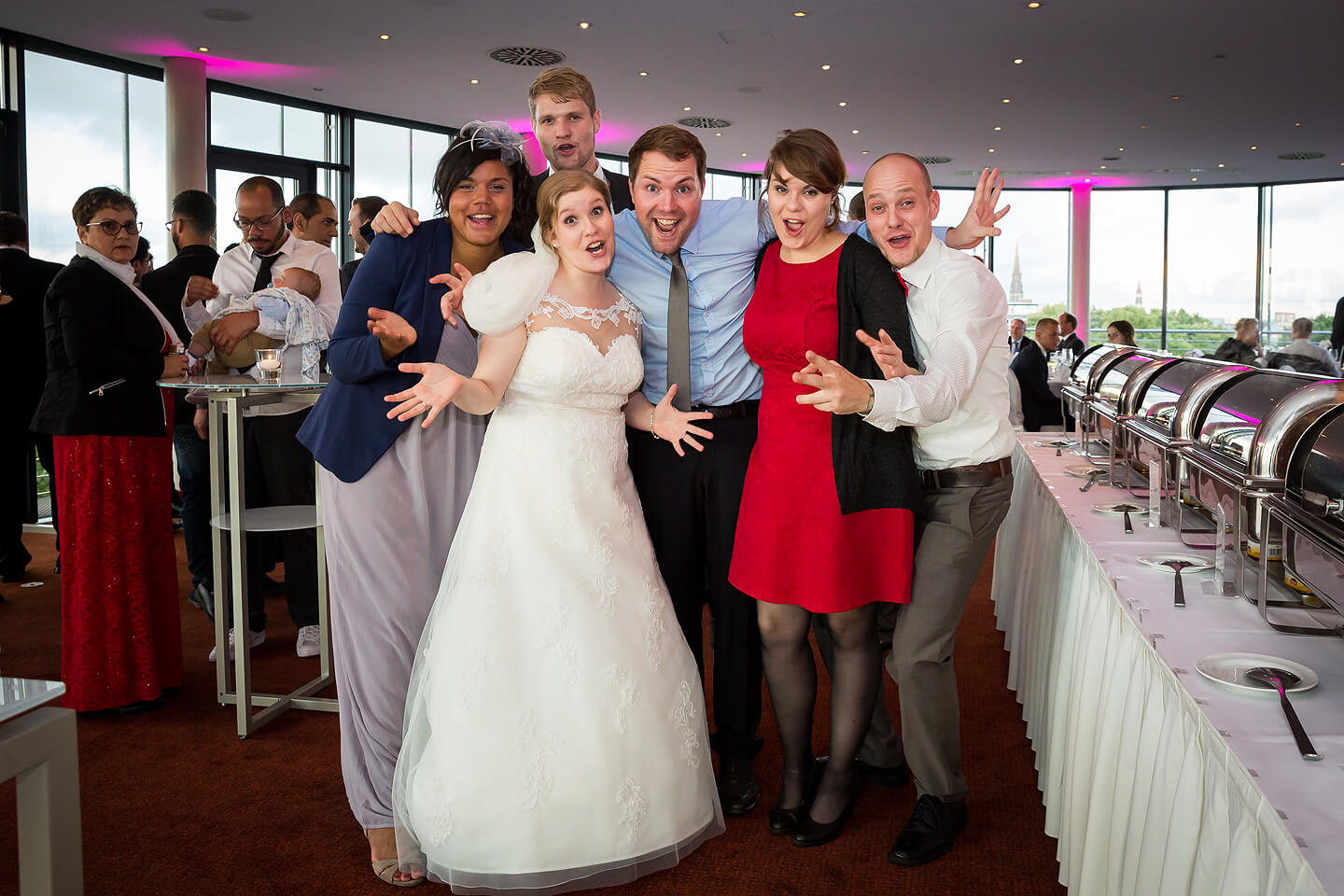 Braut mit Familienmitgliedern bei der Hochzeitsfeier