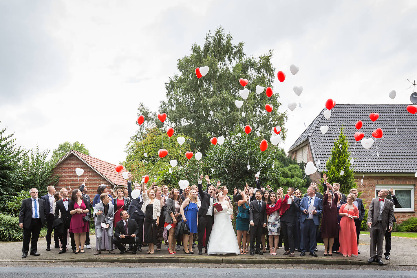 Hochzeitsgesellschaft lässt Ballons in den Himmel steigen