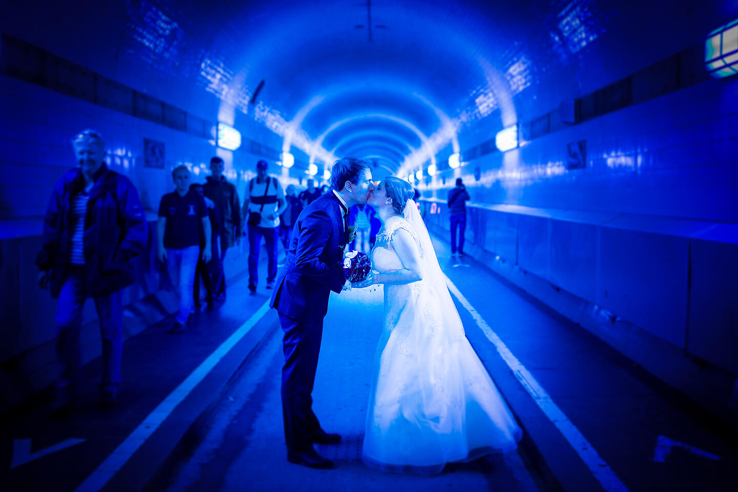 Blue Port – Hochzeitspaar im Elbtunnel