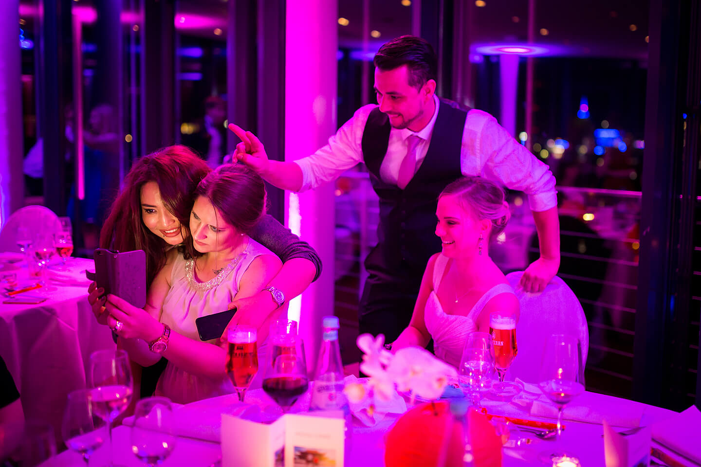 Hochzeitsgäste beim Selfie machen