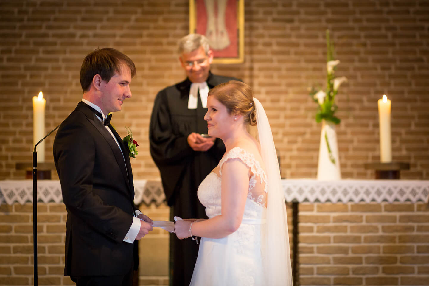 Brautpaar vor dem Altar in der Martin Luther Kirche