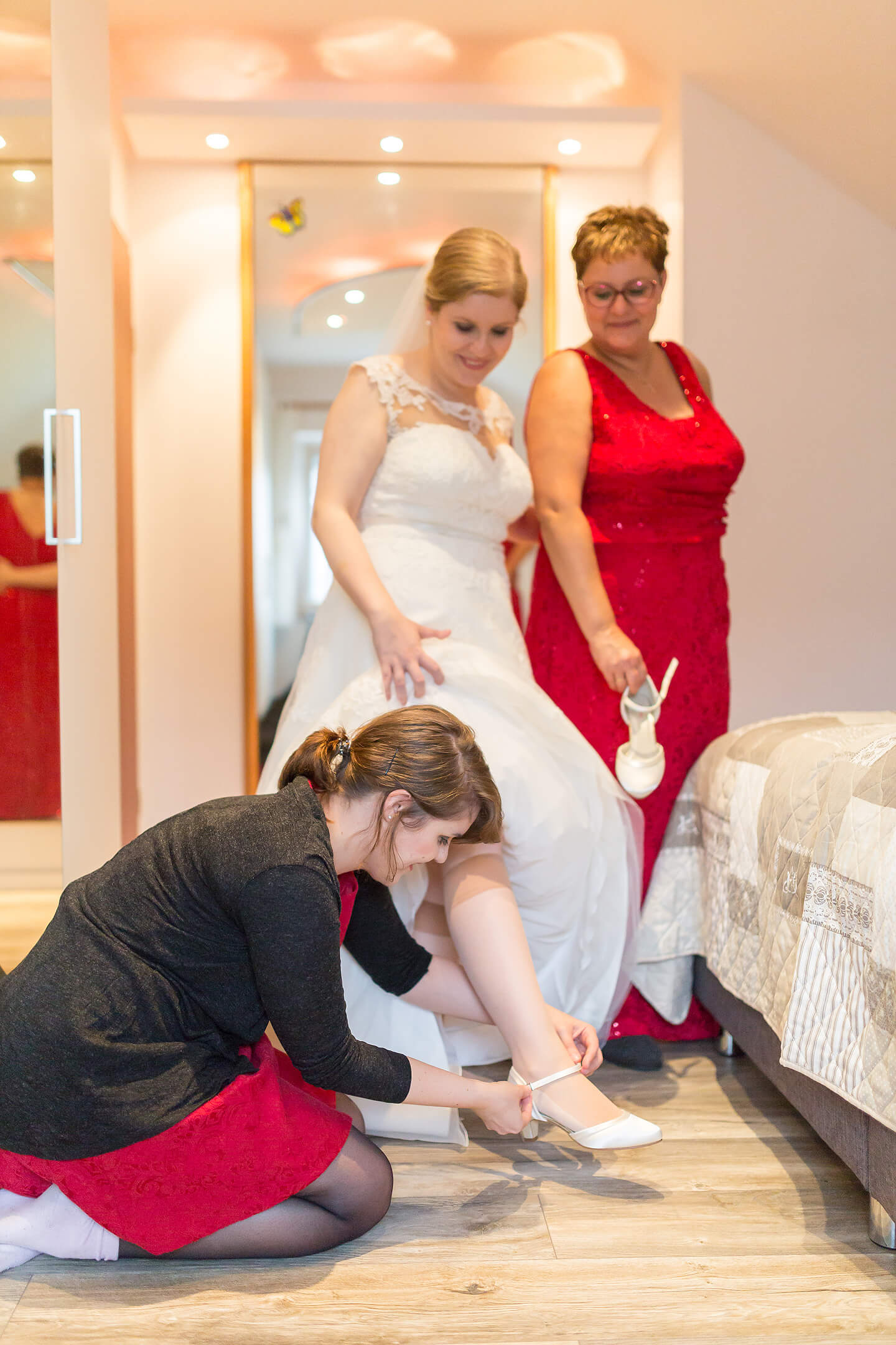 Jede Hochzeitsreportage beginnt beim morgendlichen Anziehen der Braut