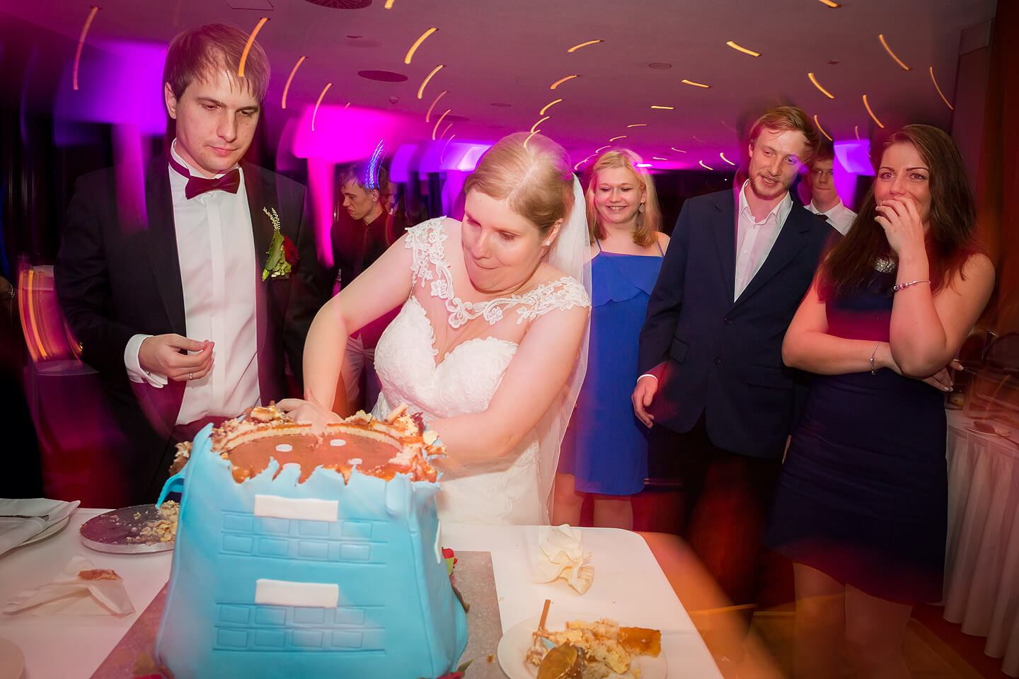 Anschneiden der Hochzeitstorte