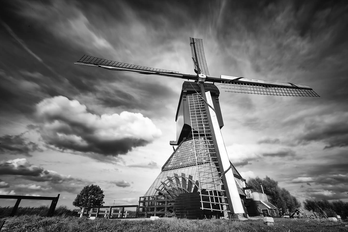 Mit Graufilter in der Schwarzweiss-Fotografie: eine Windmühle in Kinderdijk