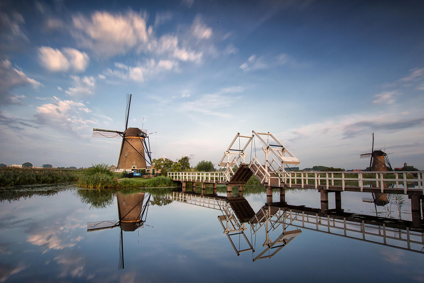 Die Museumsmühle in Kinderdijk als Langzeitbelichtung mit ziehenden Wolken