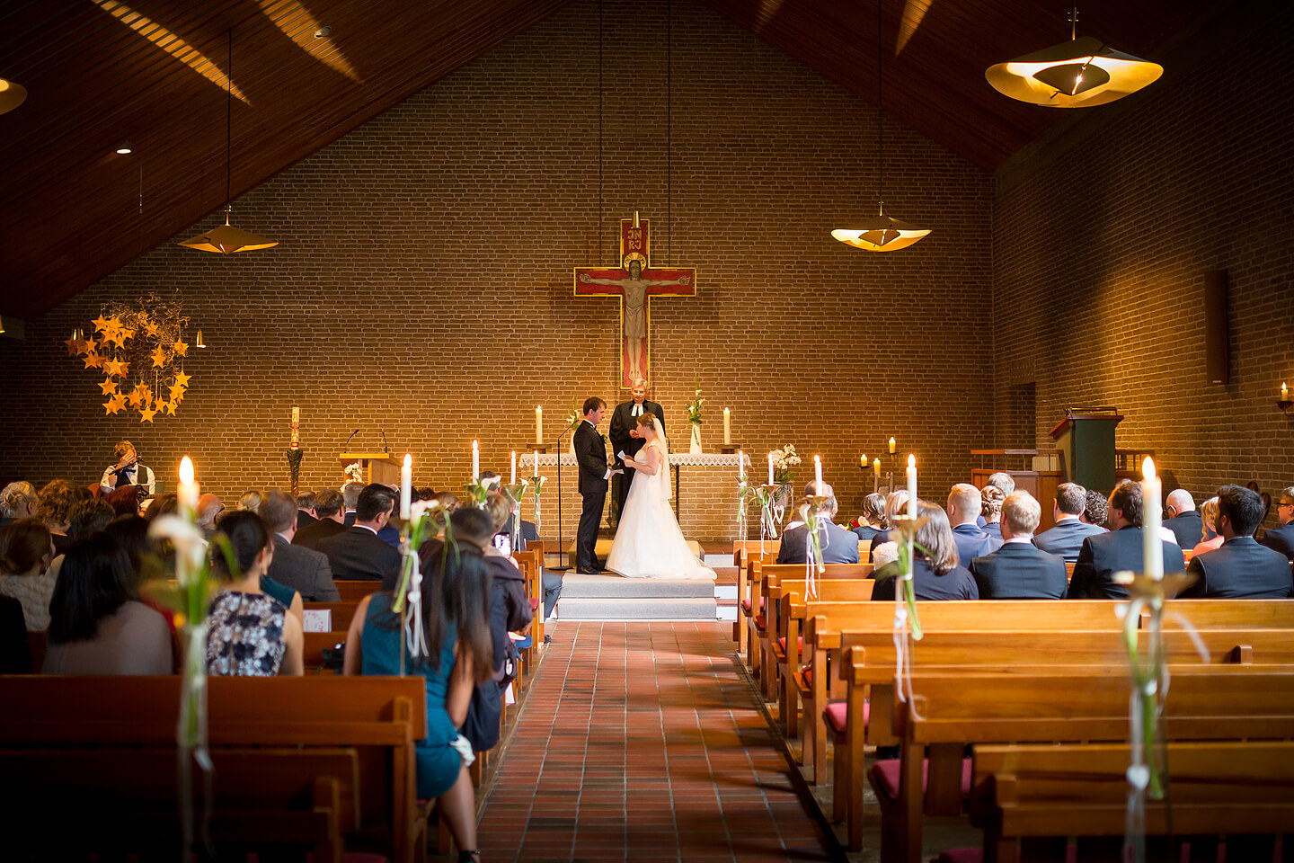 Hochzeitsfotograf Florian Läufer hielt diese Szene in der Kirche fest