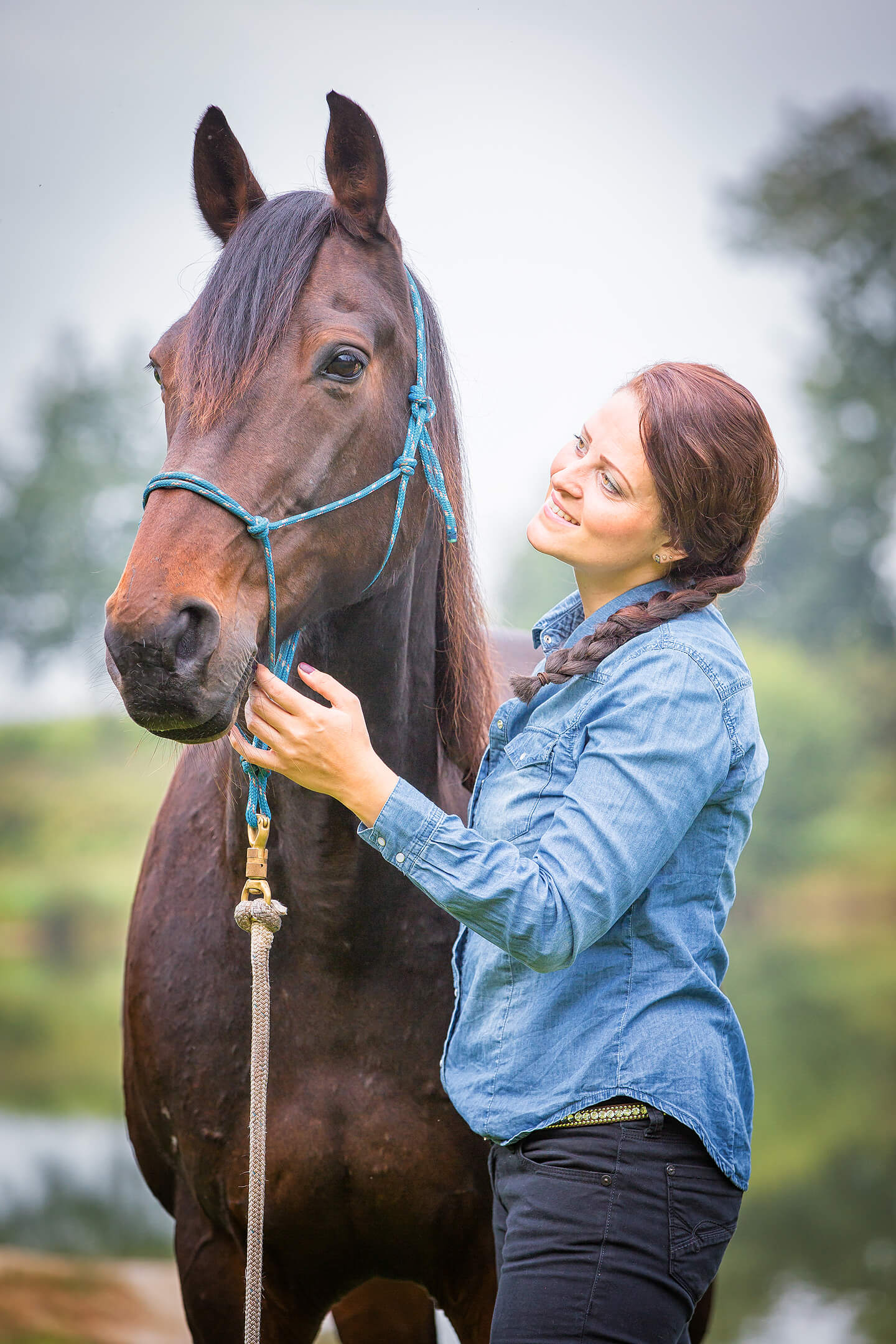 Foto von Reiterin und Pferd im Frühherbst