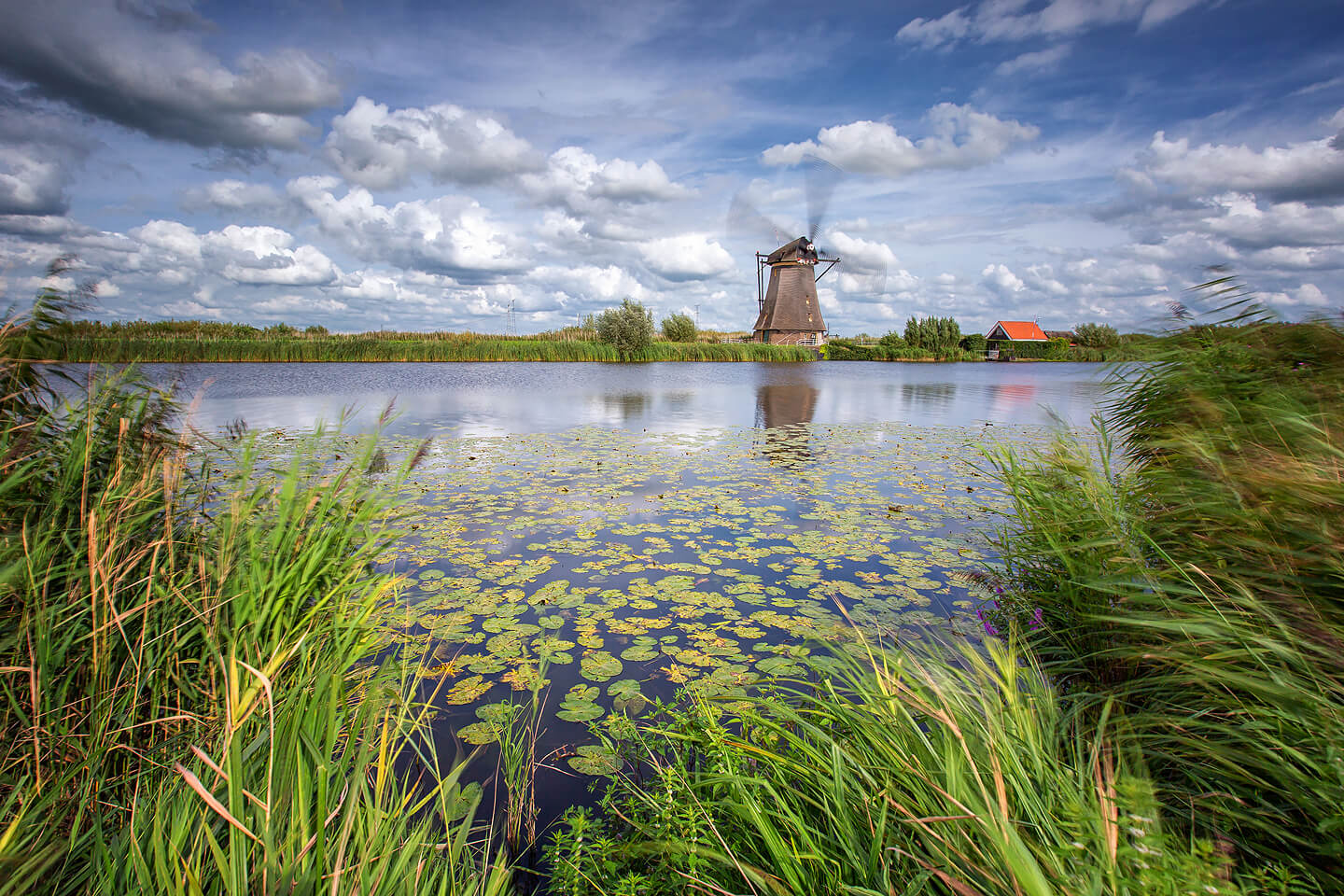 Langzeitbelichtung einer sich drehenden Windmühle