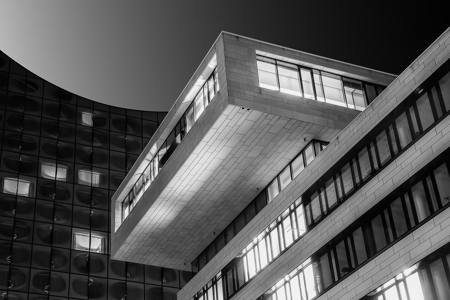 Blick vom Kaiserkai auf die Elbphilharmonie als Schwarzweiß-Fotografie