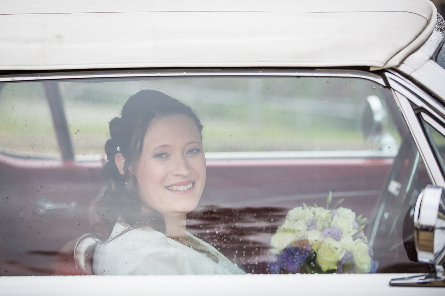 Braut im Mustang auf dem Weg zum Standesamt