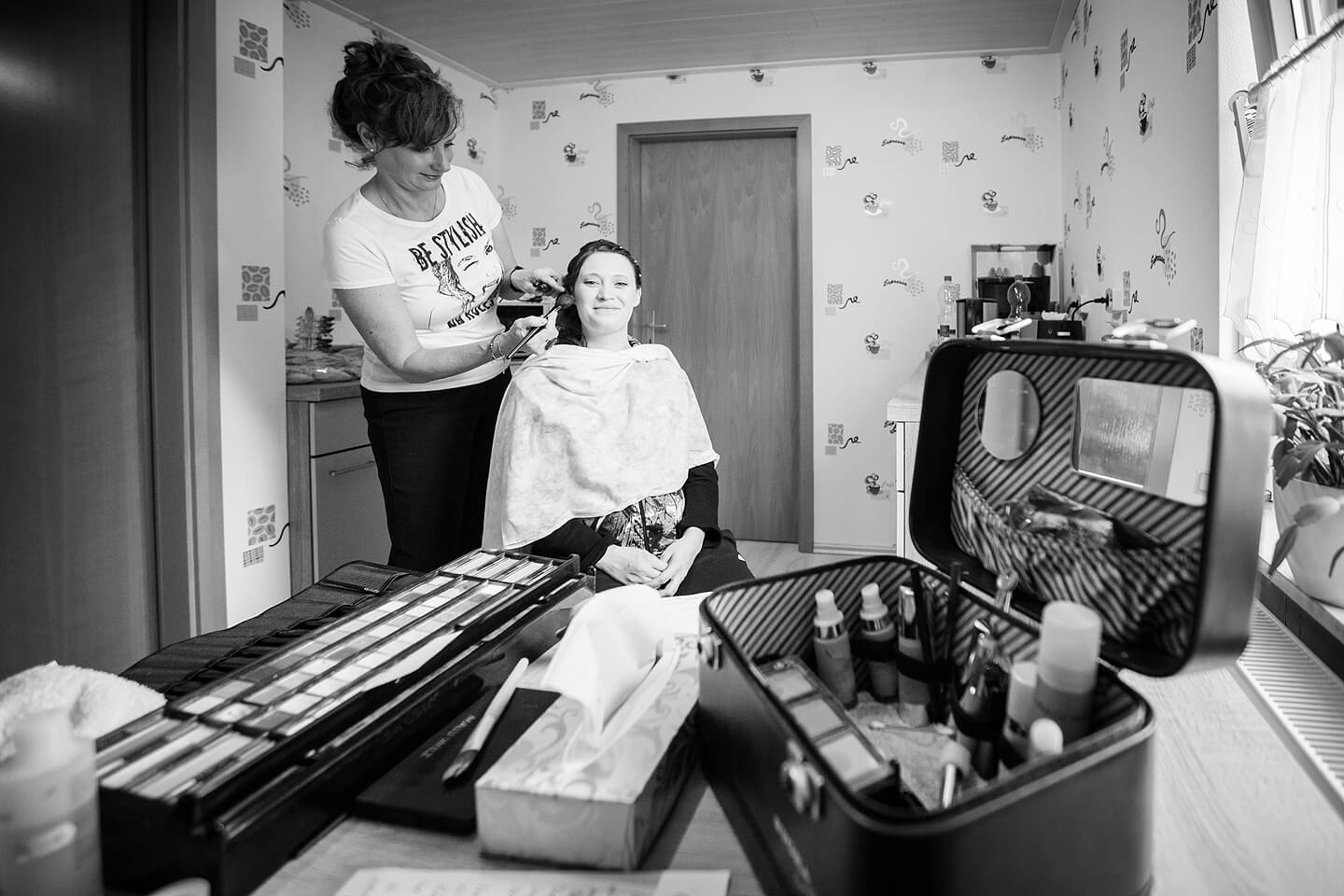 Gehört bei den Hochzeitsfotos dazu: Braut wird geschminkt