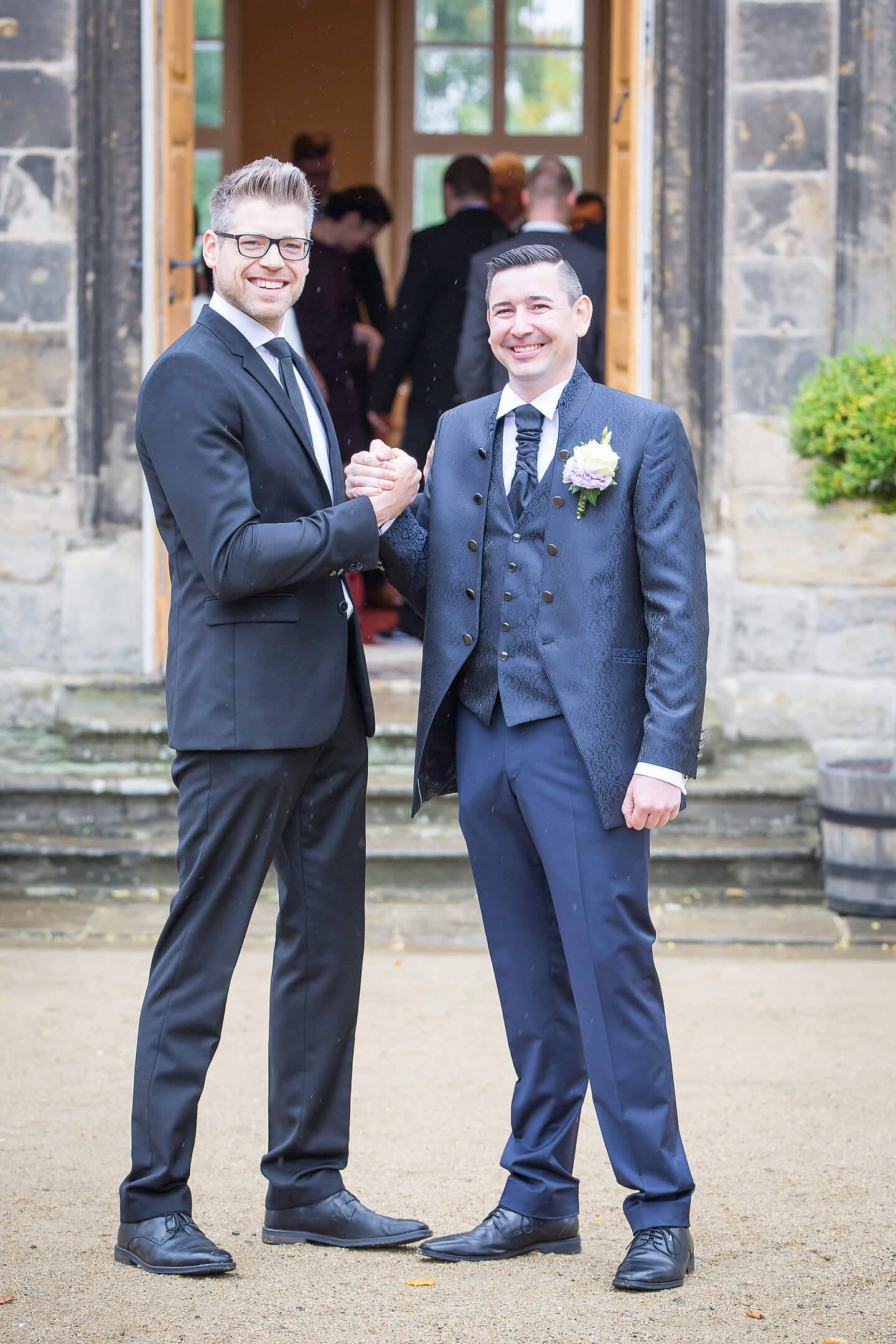Brautigam mit Bruder vor dem Standesamt im Schlosspark Blankenburg