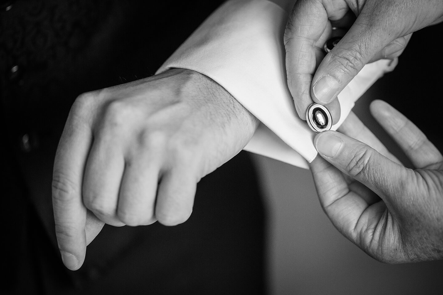 Manschettenknopf wird beim Brautigam geschlossen