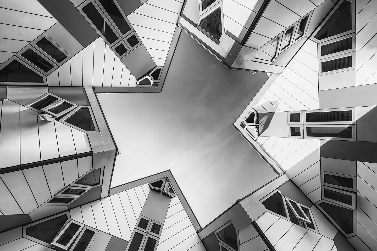 Das Kubushaus in Rotterdam aus der Froschperspektive als Schwarzweiß-Version.