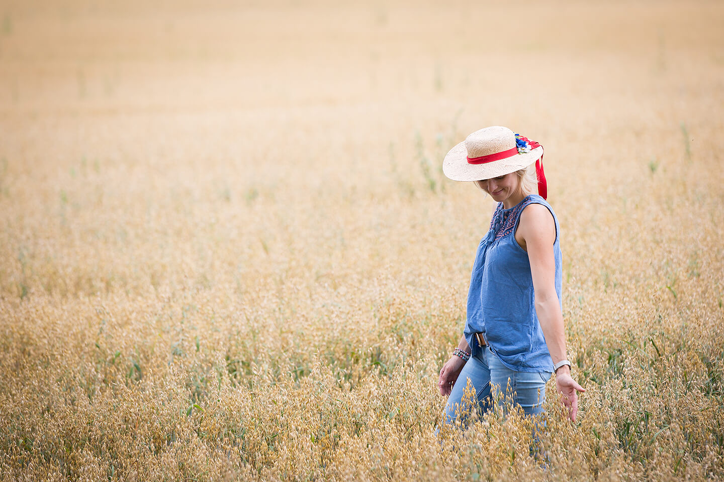 Fotoshooting mit junger Frau in Jeanslook im Kornfeld