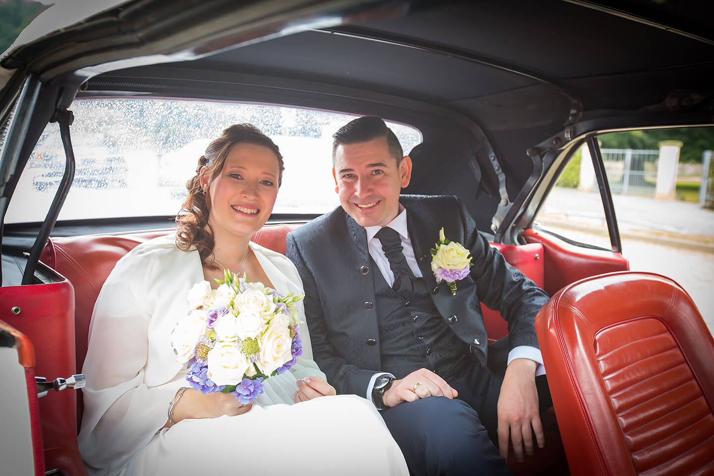 Hochzeitsfotos im Hochzeitsauto – leider bei Regen