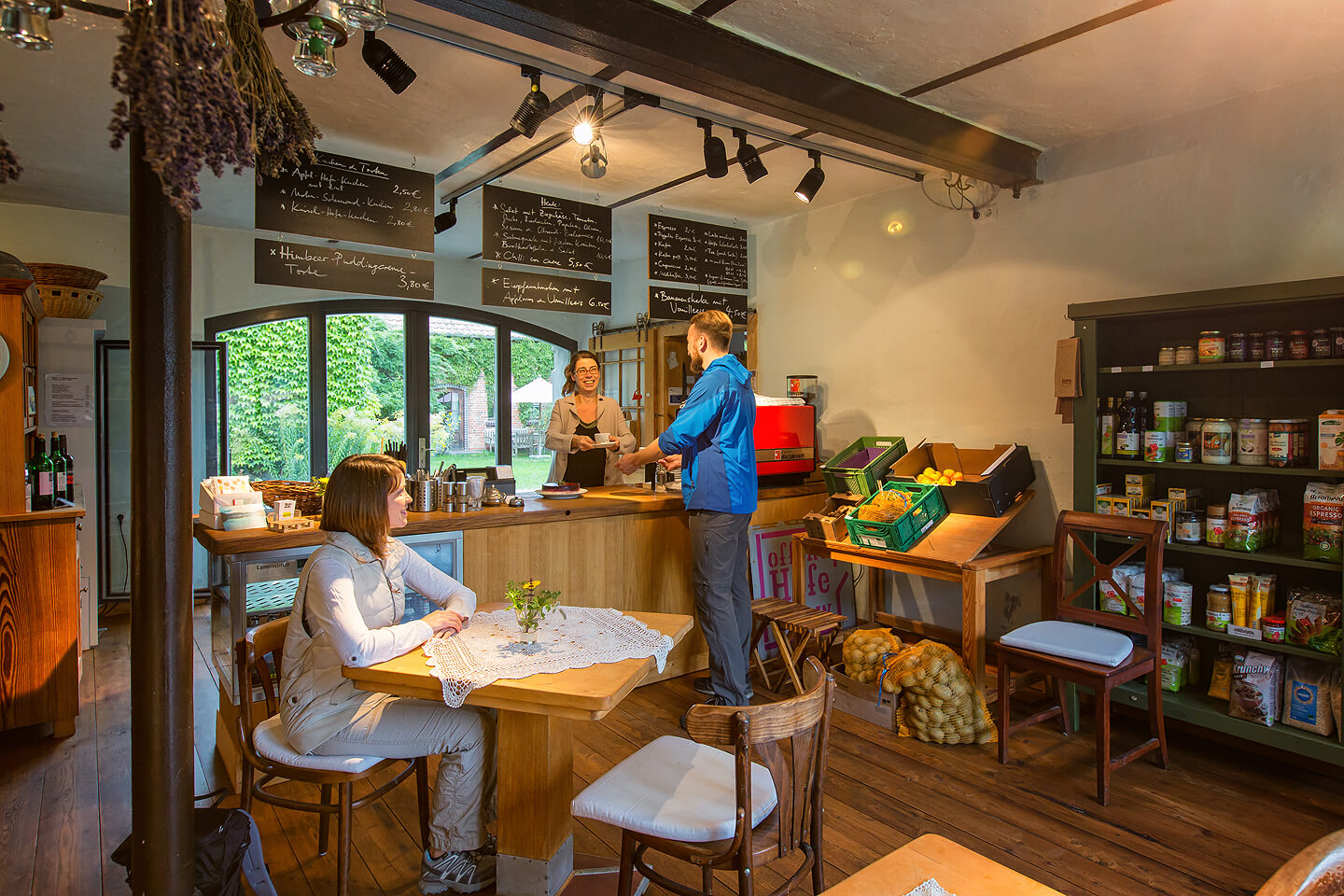 Unternehmensfotografie mit Gästen im Cafe