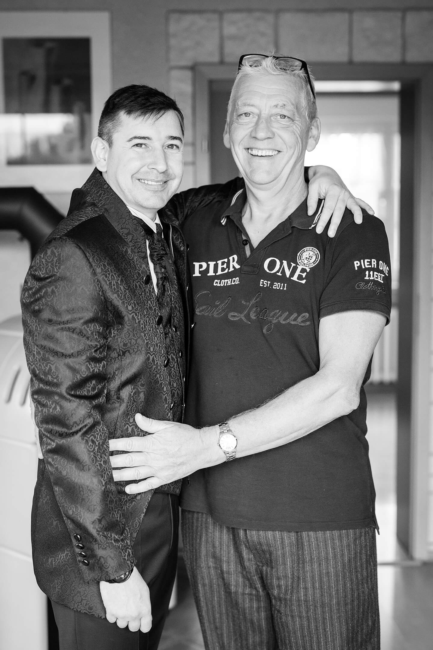 Vater und Sohn kurz vor der Hochzeit