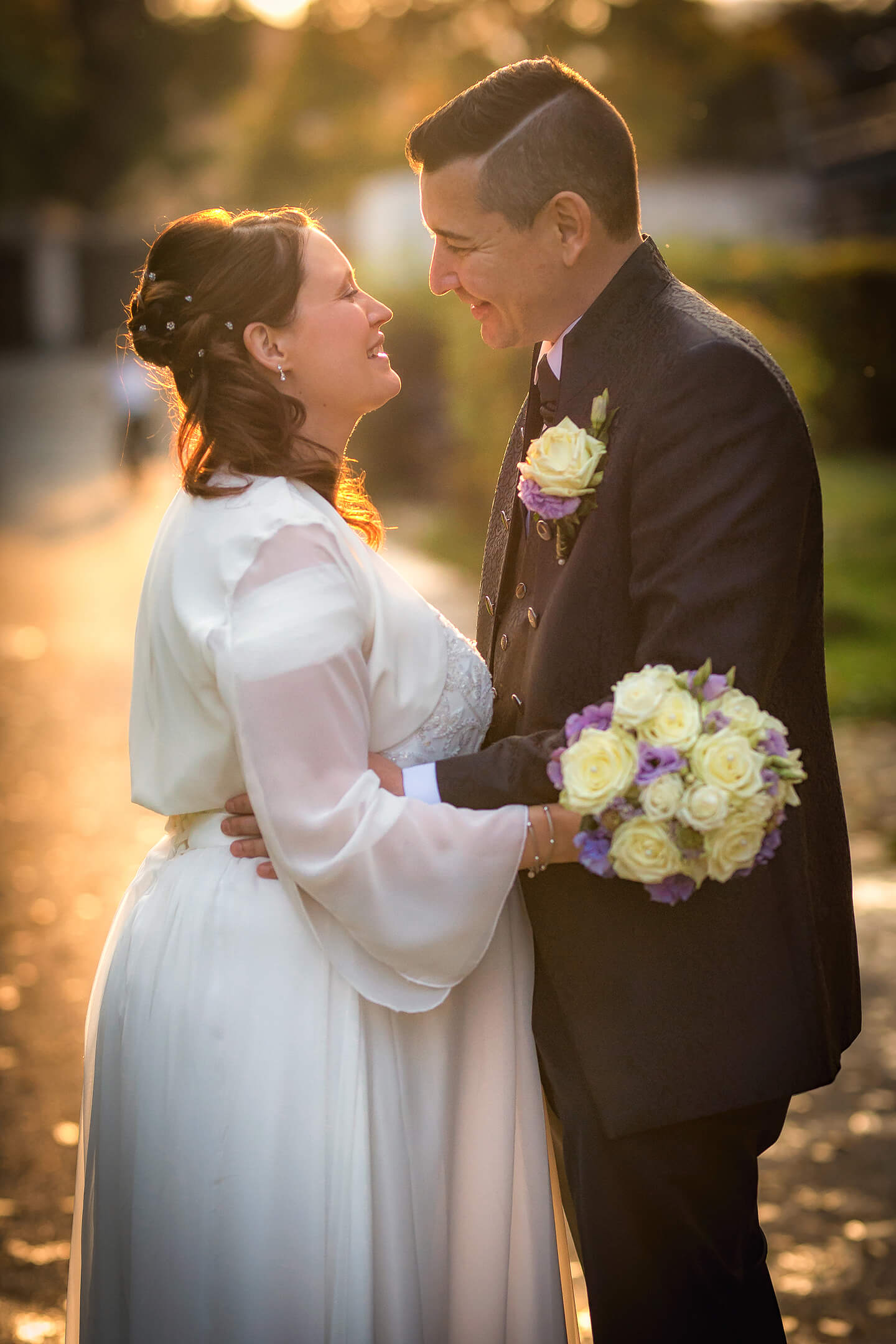 Hochzeitsfotos im warmen Licht der untergehenden Sonne