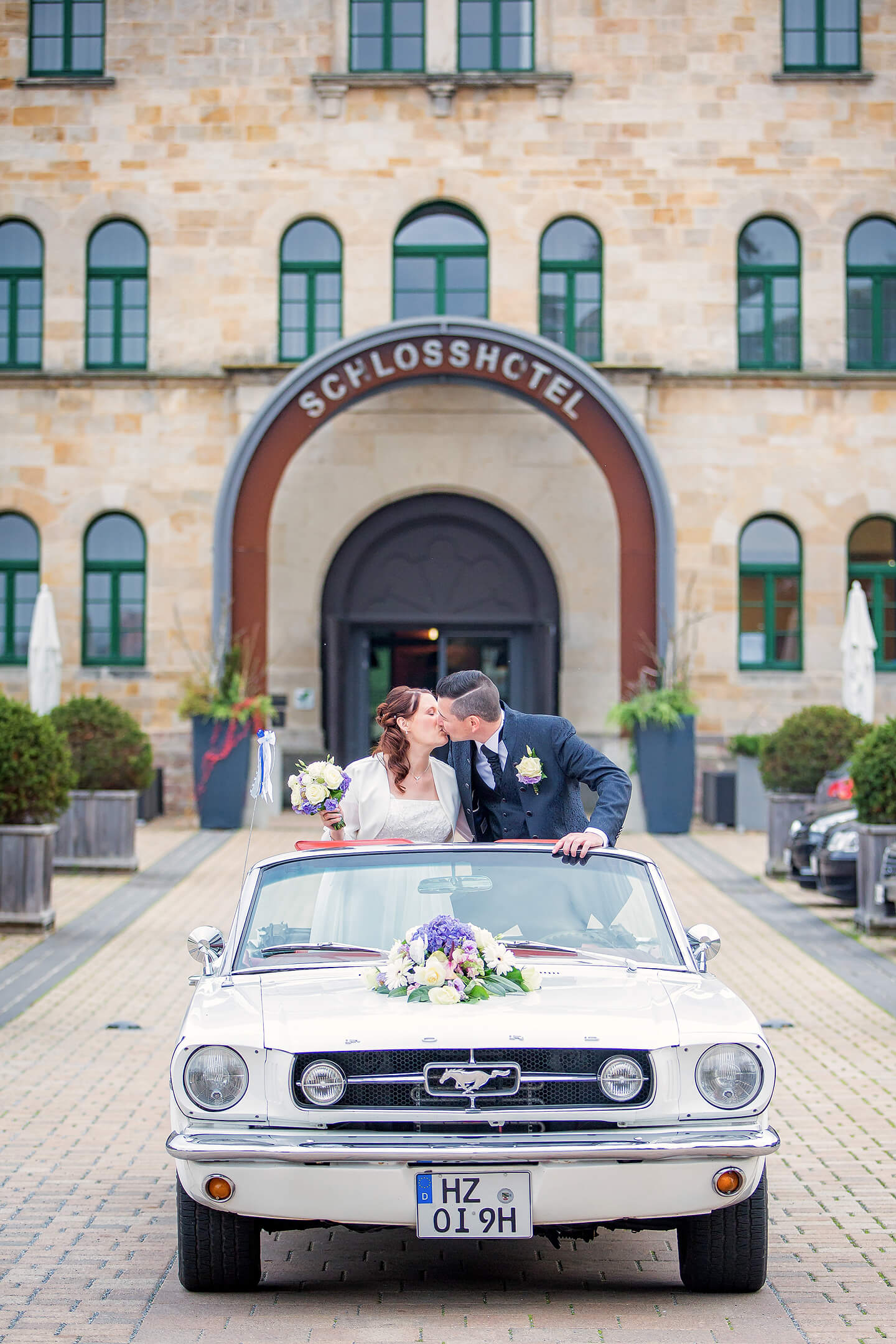 Brautpaar vor dem Schlosshotel Blankenburg