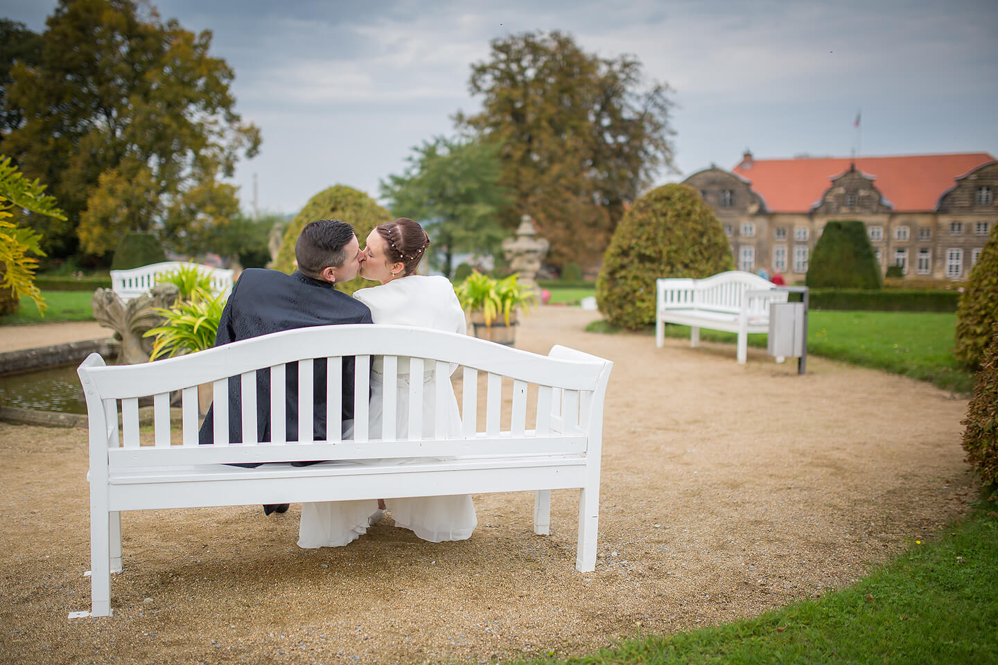 Brautpaar auf einer Bank im Schlosspark Blankenburg