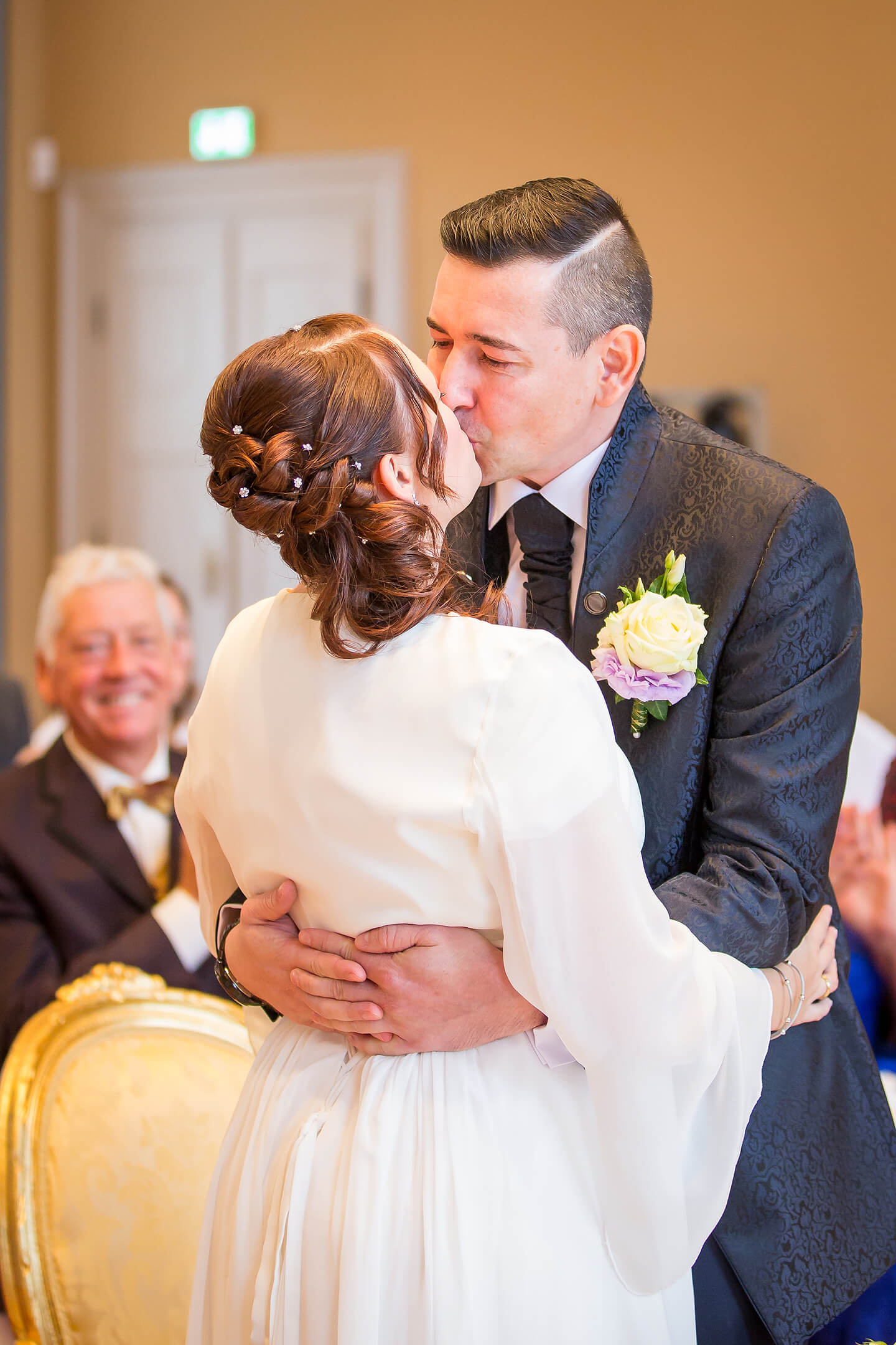 Vermählungskuss nach dem Ringtausch im Standesamt