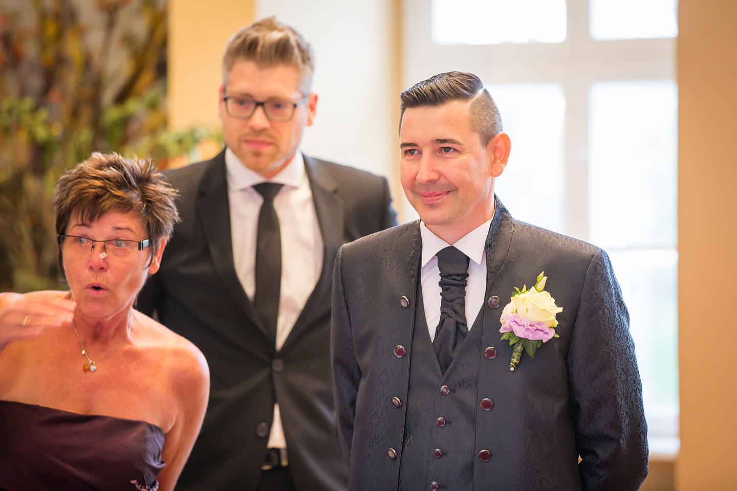 Bräutigam sieht im Standesamt zum ersten Mal seine Braut im Hochzeitskleid