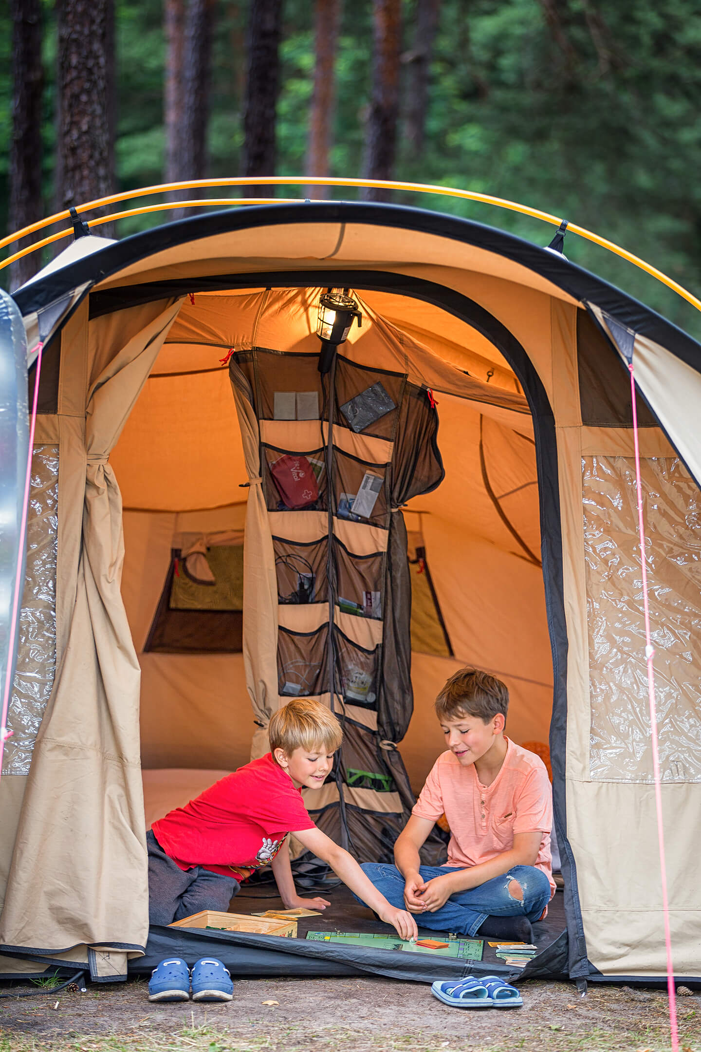 Kinderfoto im Campingzelt
