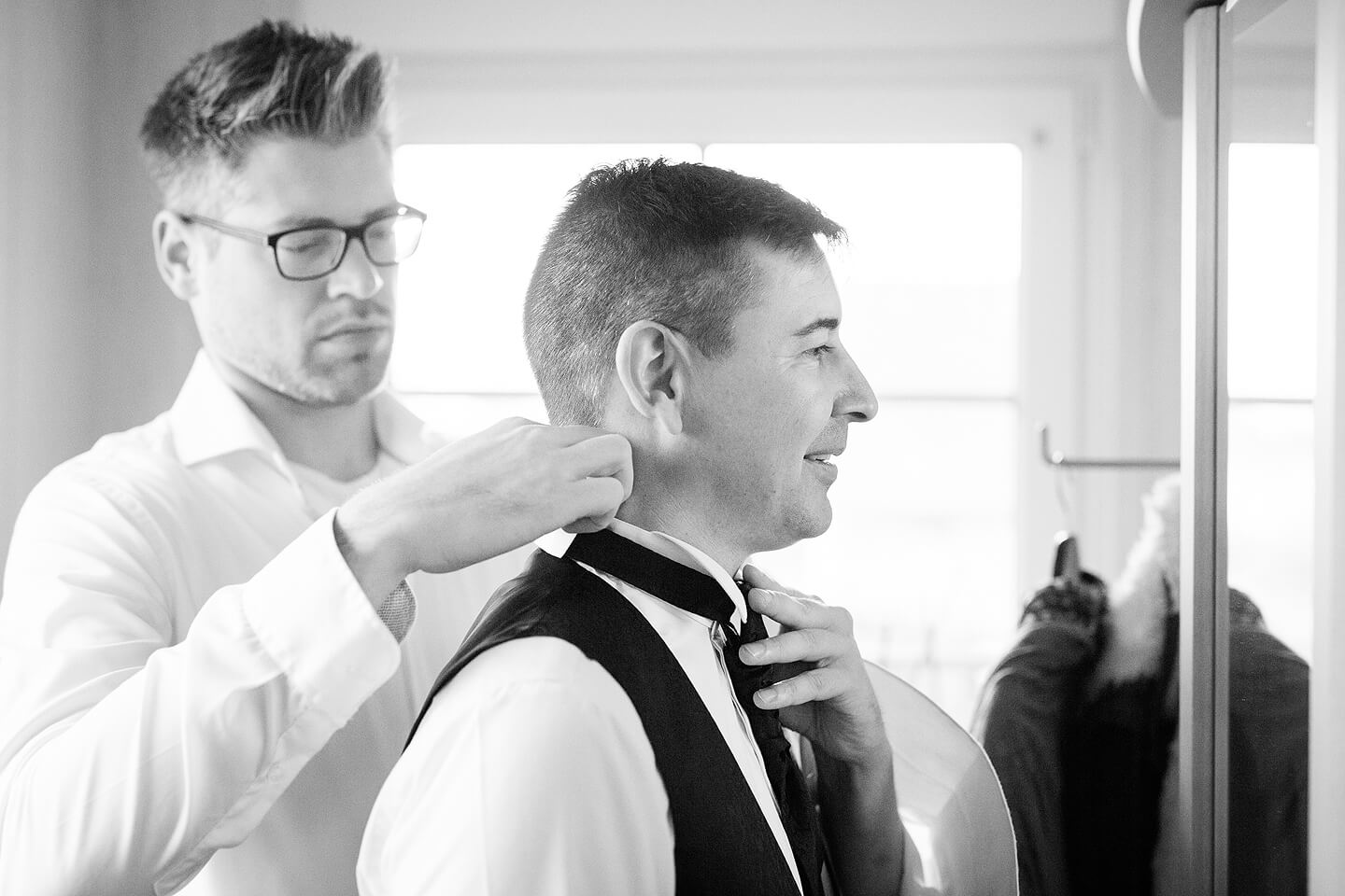 Krawatte binden vor dem Spiegel