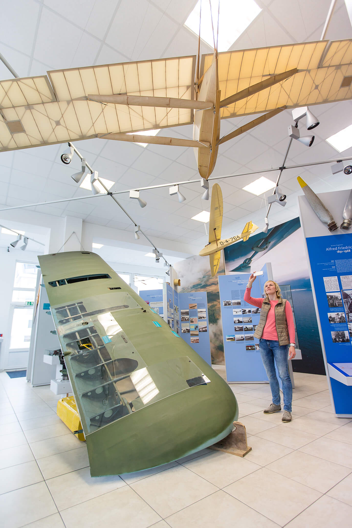Besucherin im Luftfahrtmuseum