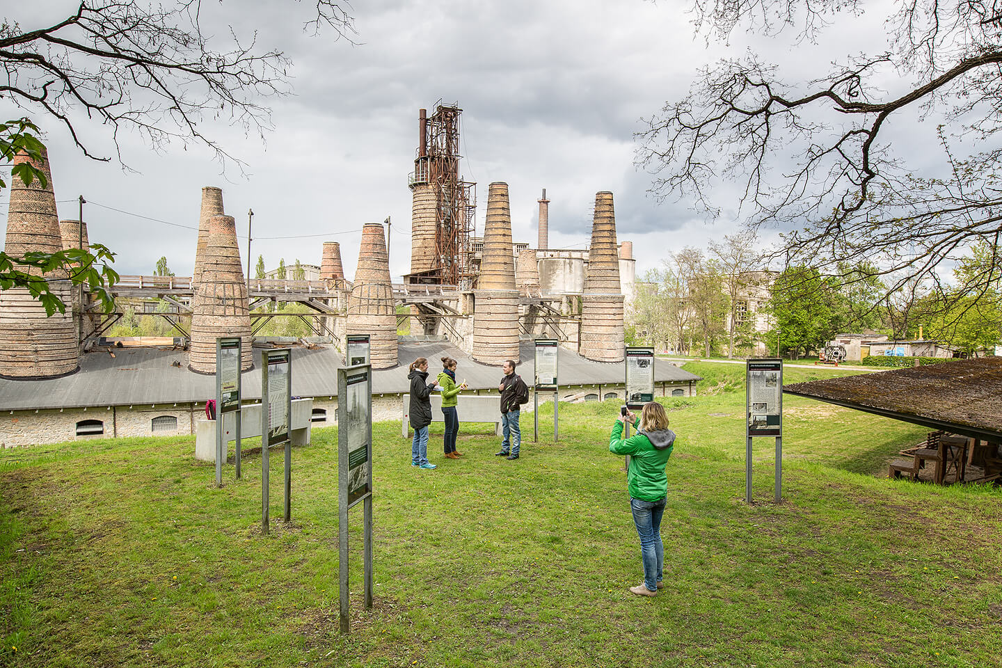 Touristen im Museumspark Rüdersdorf