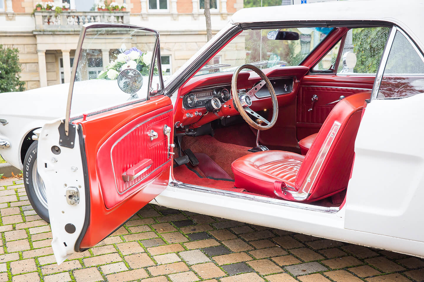 Mustang mit roter Innenausstattung als Hochzeitsauto