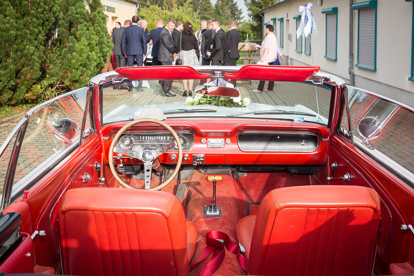 Hochzeitsgesellschaft kurz vor Beginn der abendlichen Feier