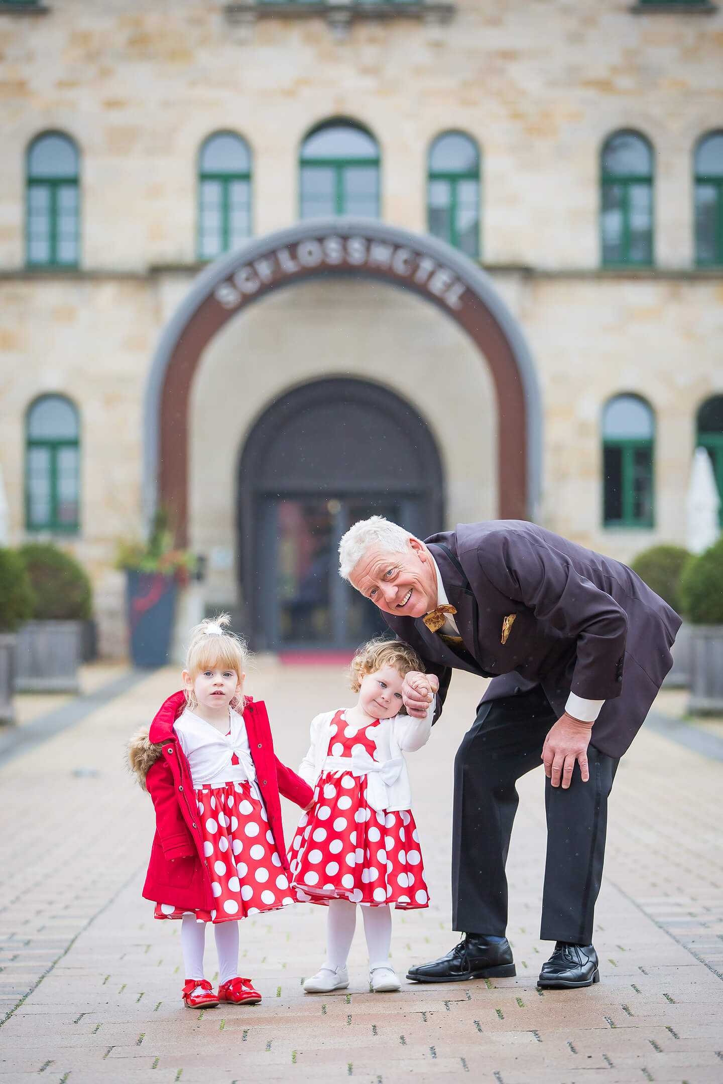 Vater des Bräutigams mit zwei Enkeltöchtern