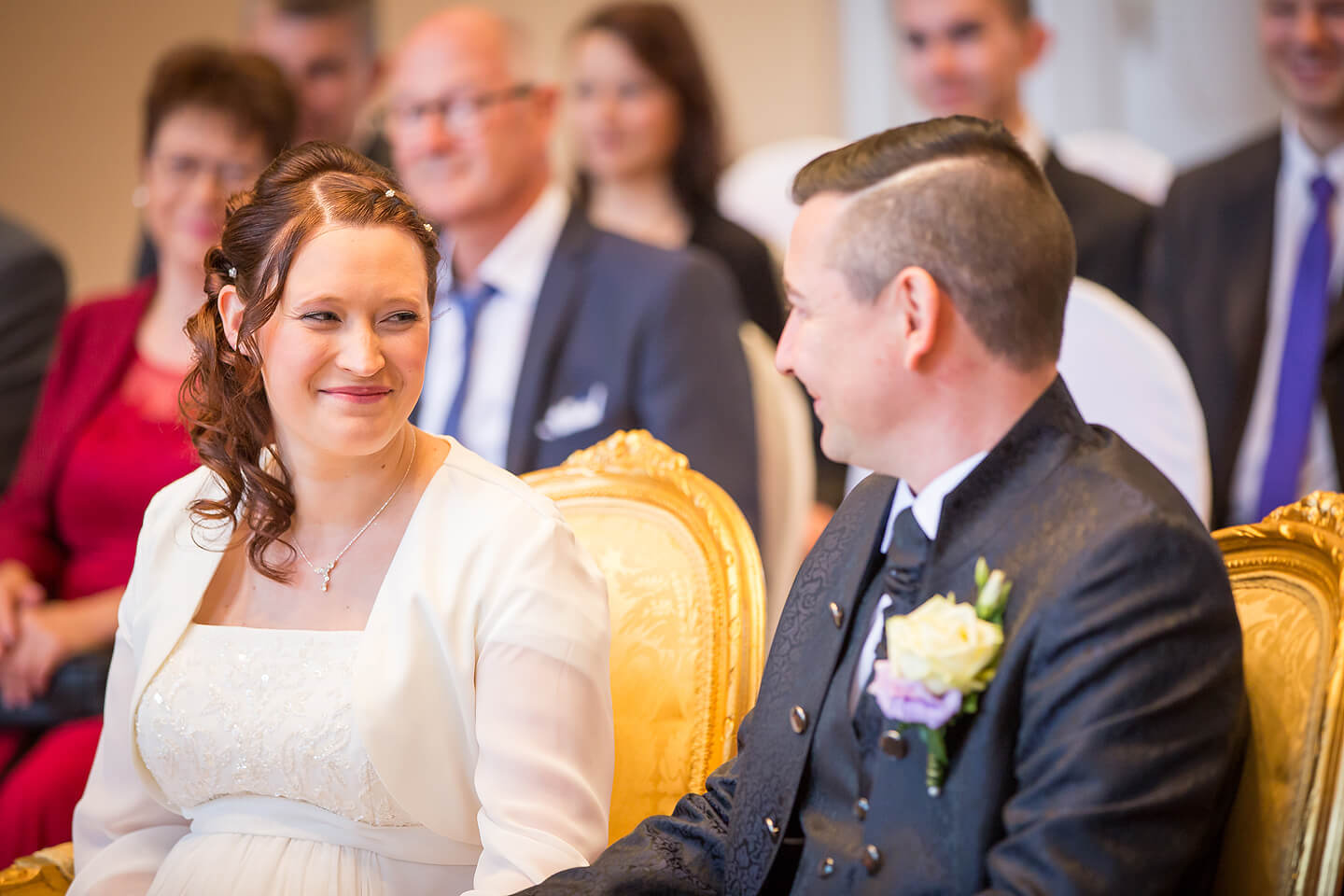 Braut und Bräutigam schauen sich während der Trauung ins Gesicht