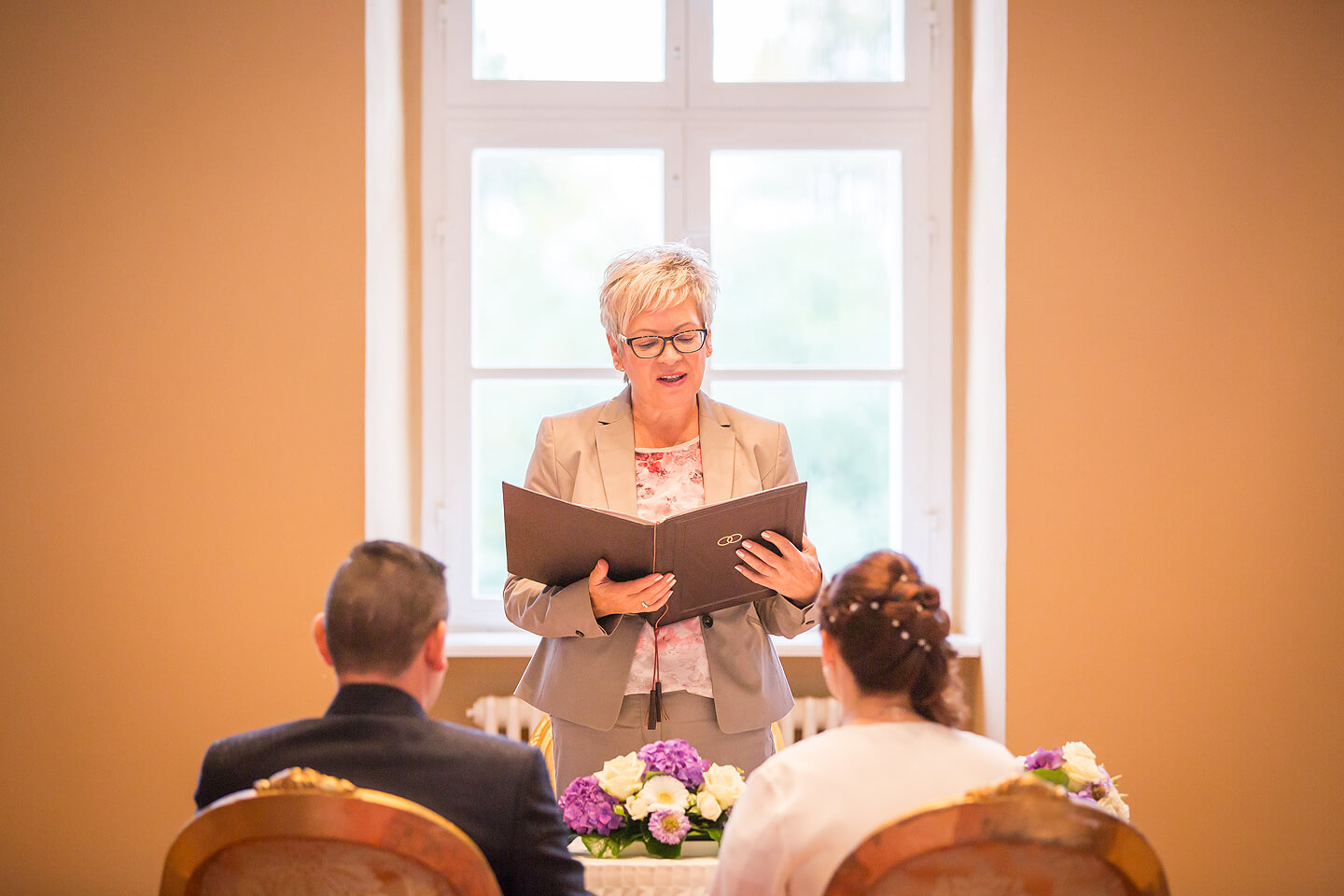 Standesbeamtin mit Brautpaar