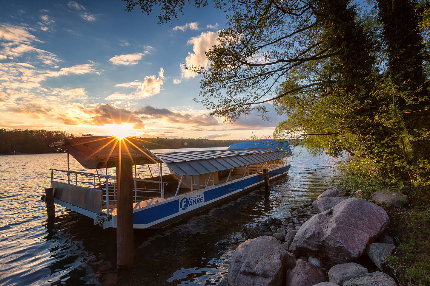Die Straussee Fähre im besten Licht der Abendsonne fotografiert