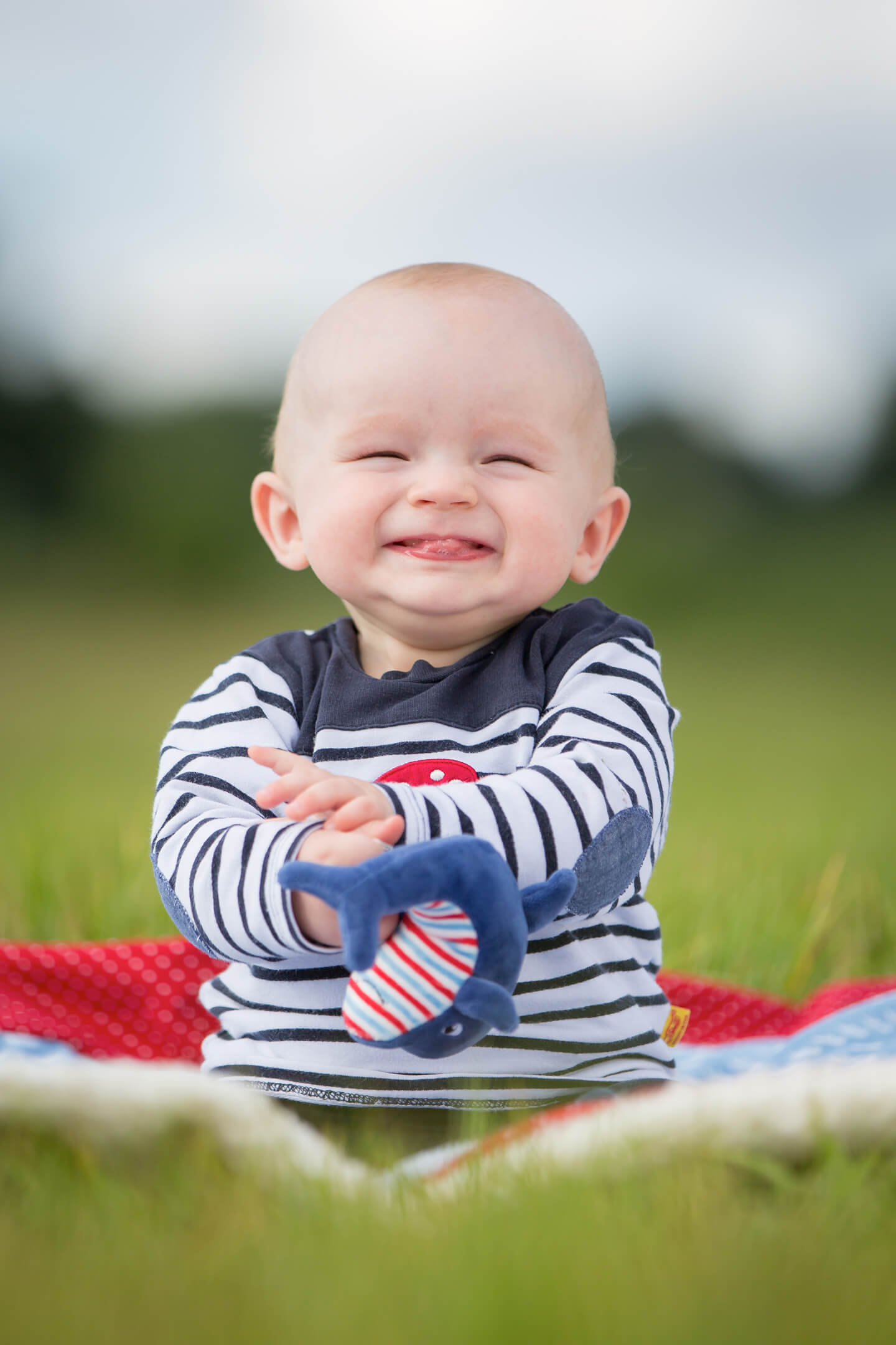 Lachendes Baby beim Outdoor-Shooting
