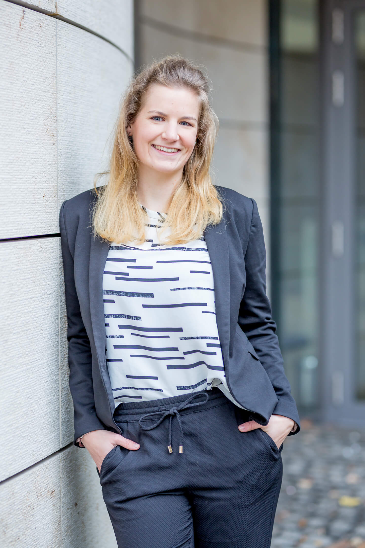 Junge Frau beim Business Fotoshooting