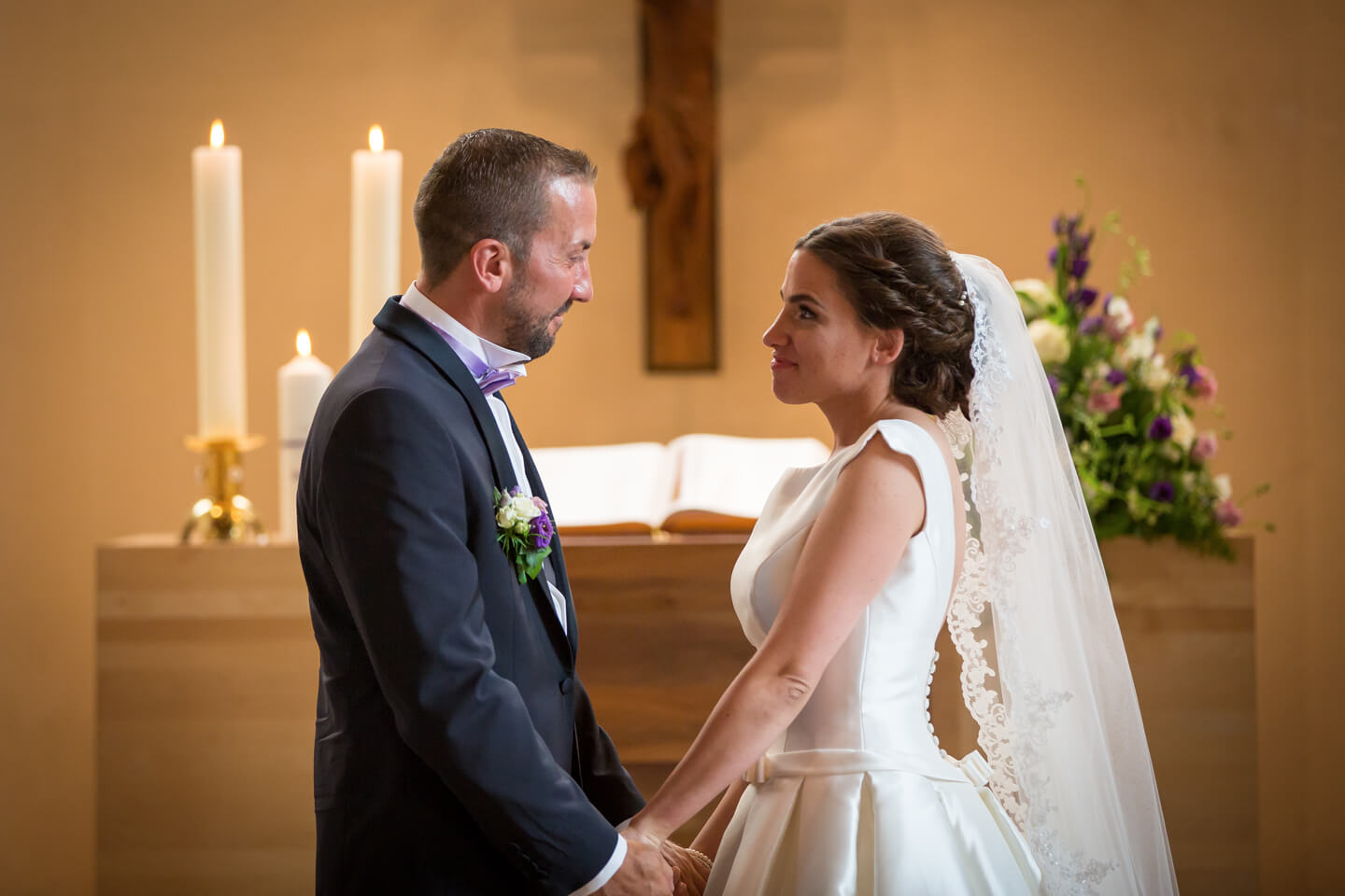 Hochzeitspaar vor dem Altar fotografiert