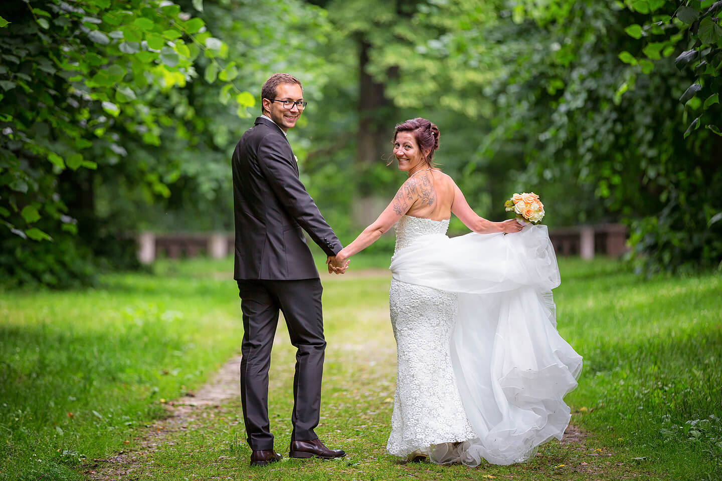 Hochzeitspaar nach der Trauung im Torhaus Wellingsbüttel