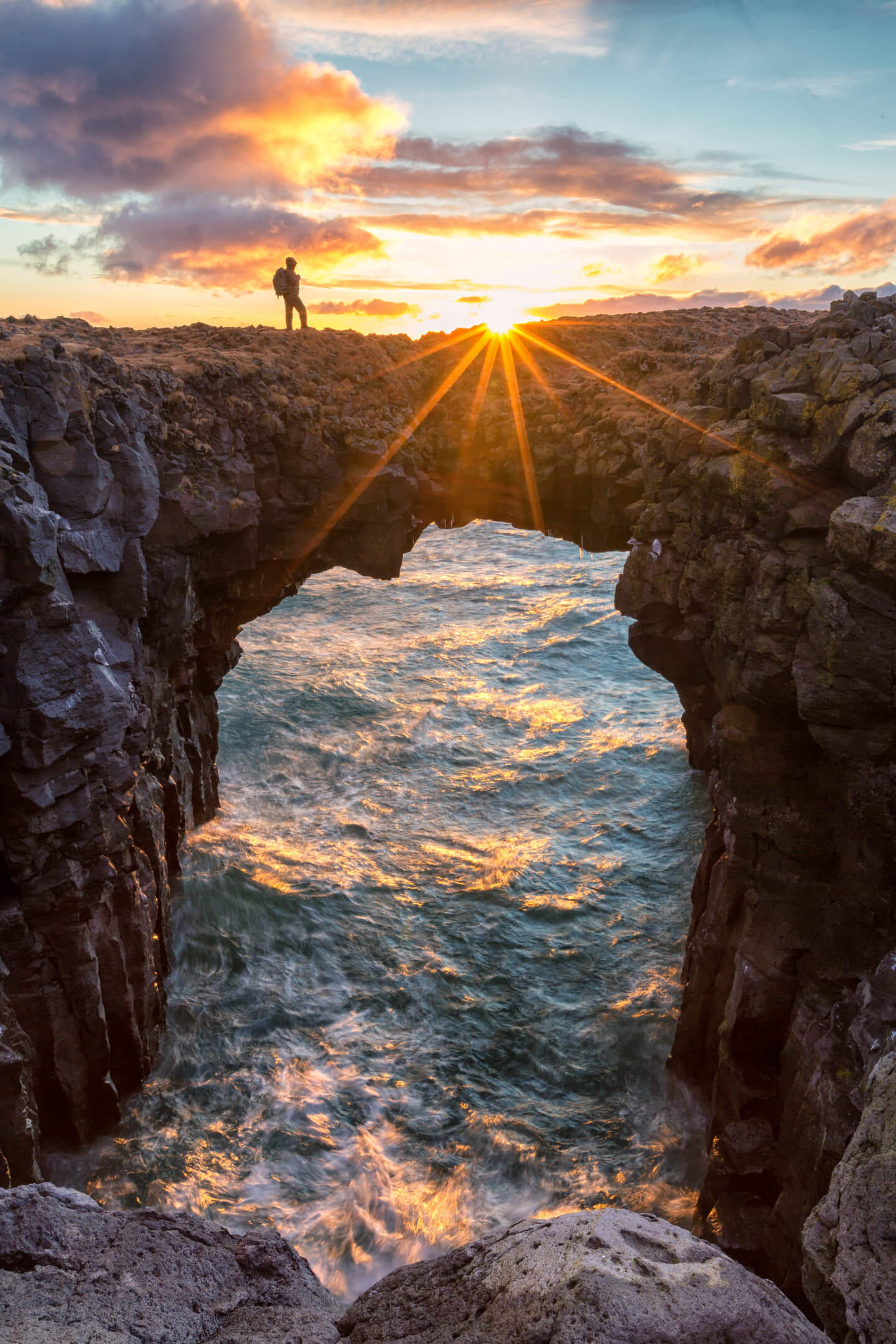 Der Felsbogen bei Arnarstapi mit Sonnenstern