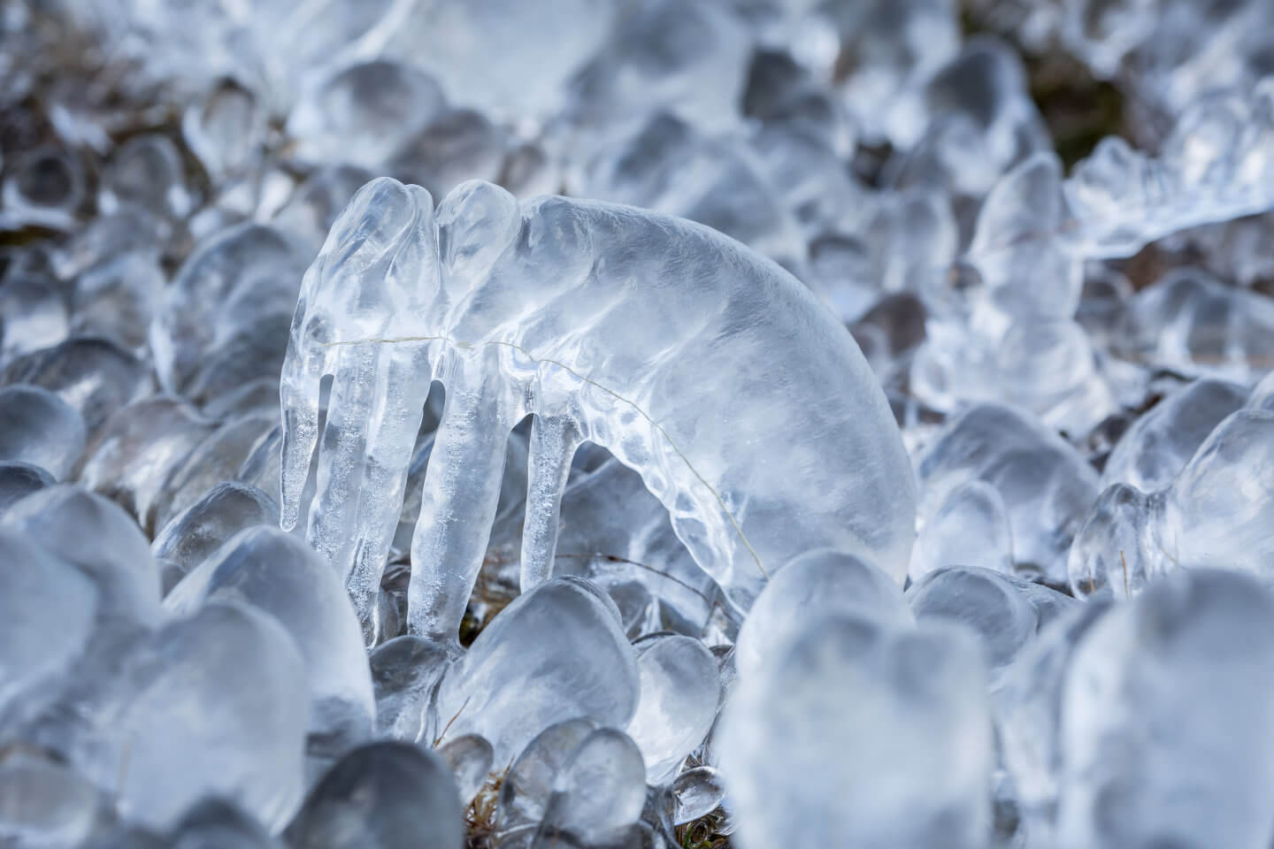 Die Gischt des Wasserfalls führte zu bizarren Eisskulpturen