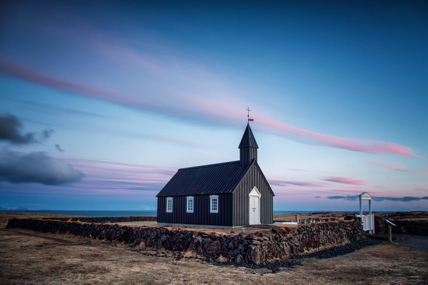 Black church in Budir im letzten Licht