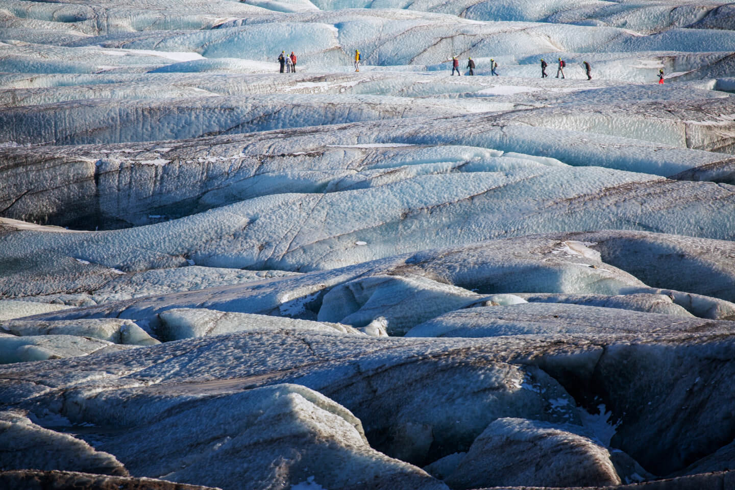 Toursiten bei einer geführten Gletschertour im Vatnajökull Nationalpark