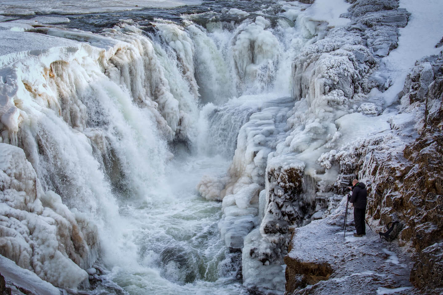 Schon den Fotografen unten rechts am winterlichen Kolufossar erkannt?