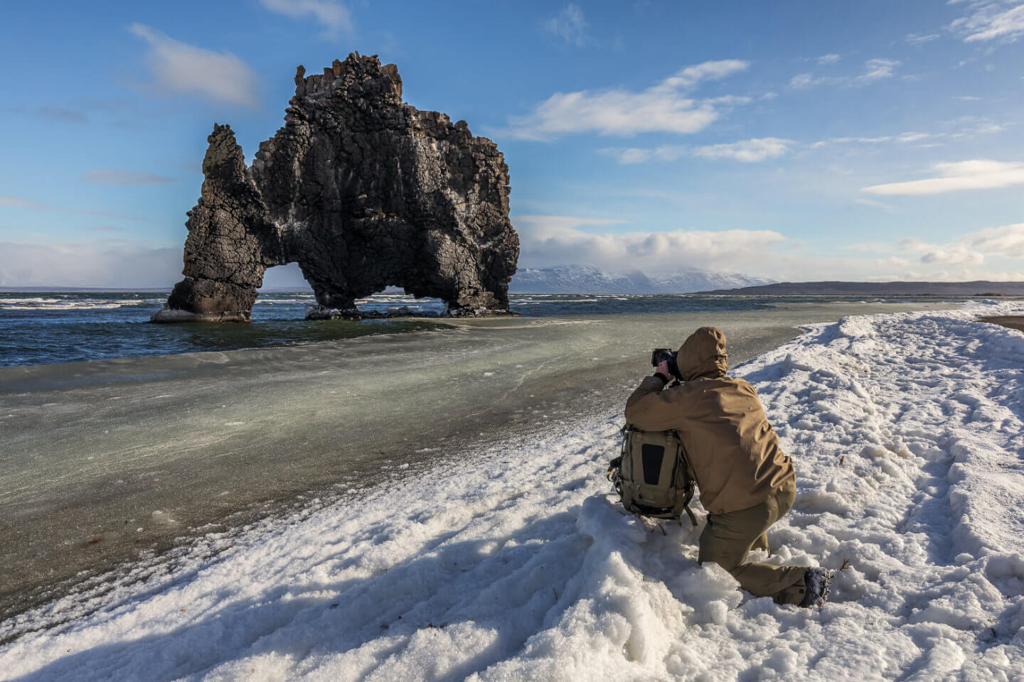 Der Basaltfelsen Hvitserkur bei Eis und Schnee im Winter
