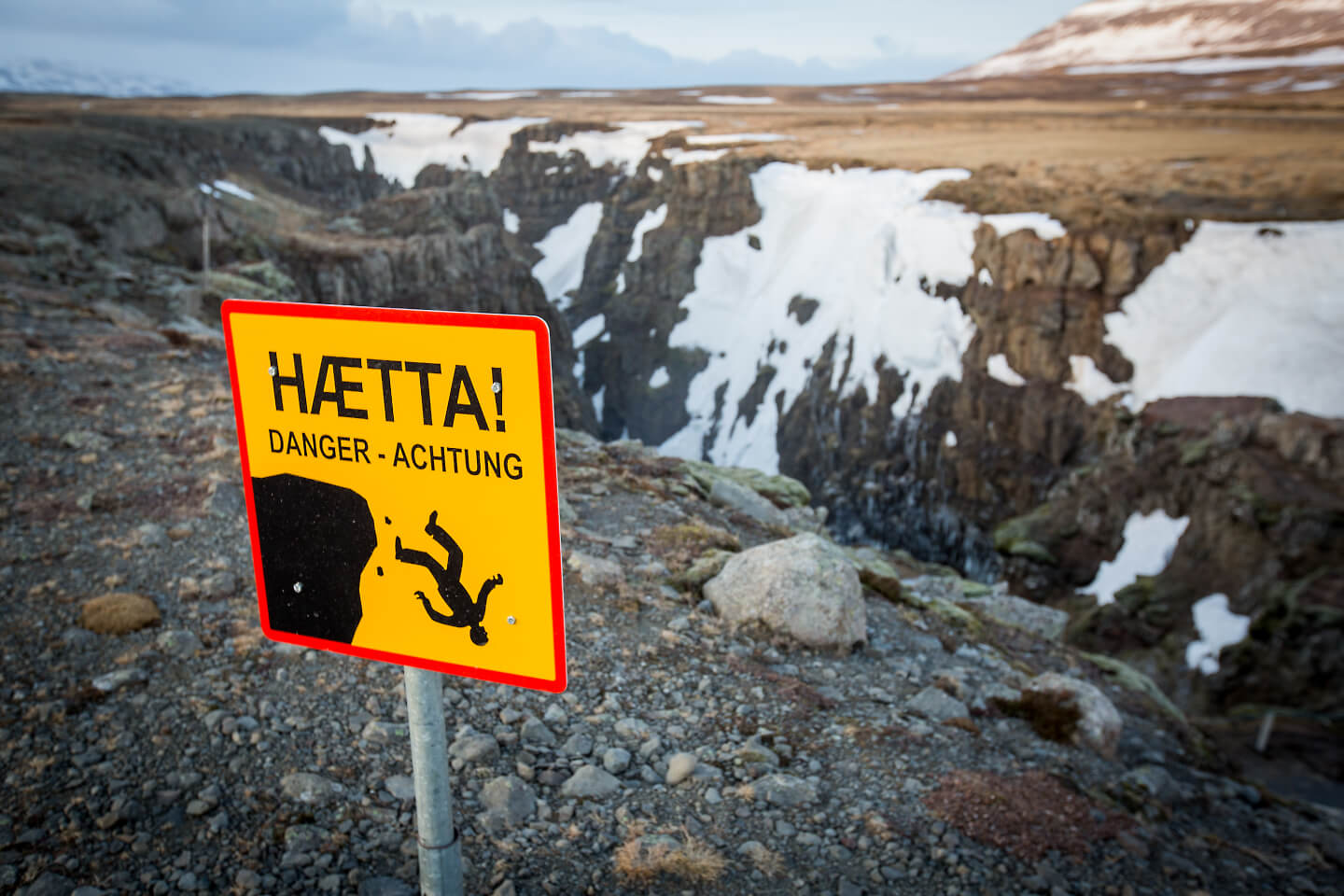 Nichts für Höhenangst - in der Schlucht am Kolufossar gibt es keine Absperrungen
