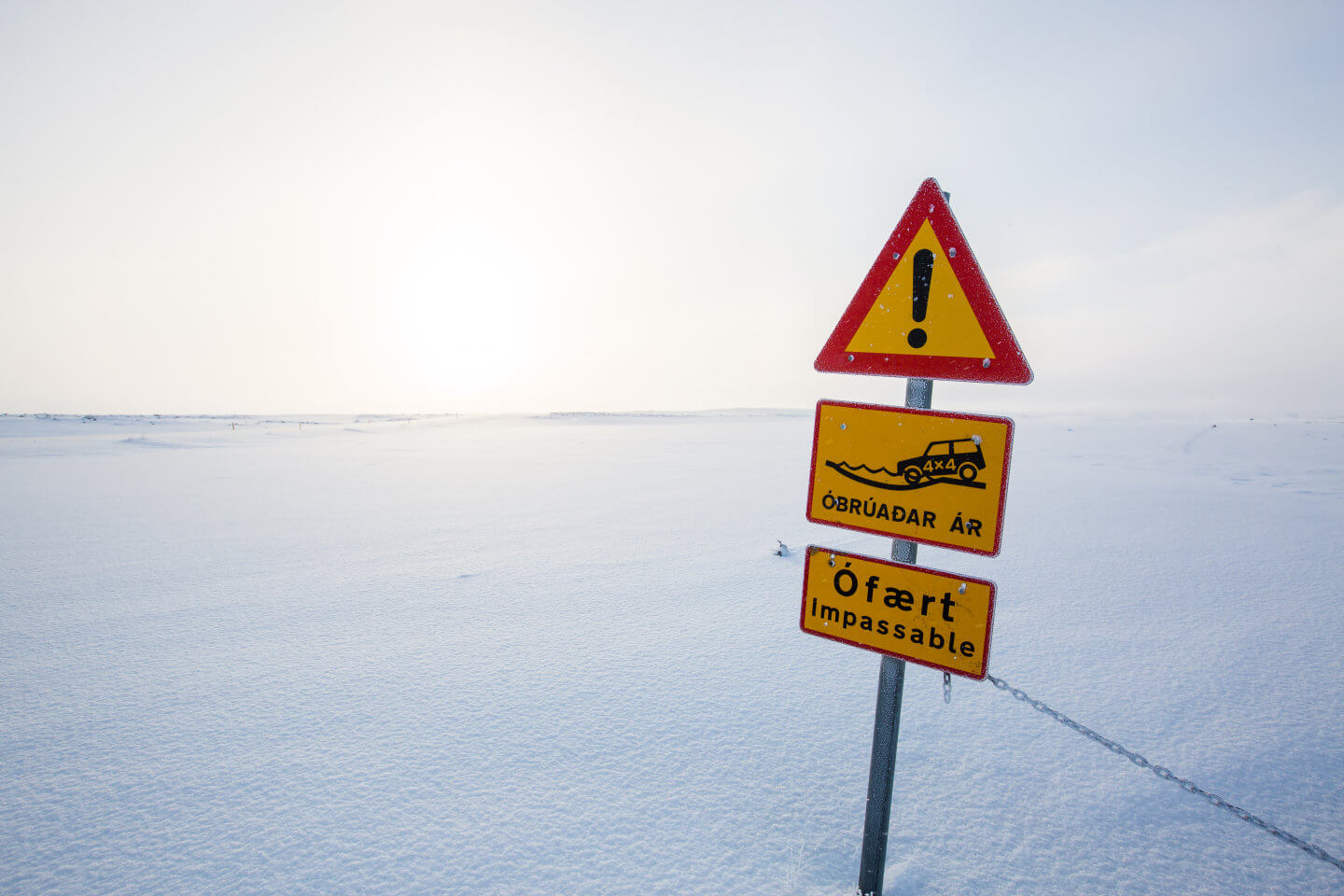 Wer island im Winter bereist, hat es oft mit gesperrten Straßen zu tun. Hier wegen frischem Schneefall
